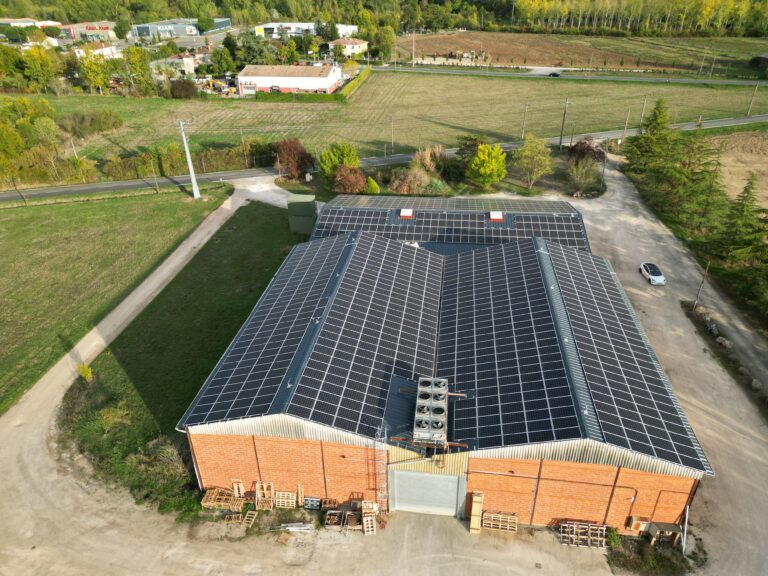 Toiture solaire de 670 panneaux de 435 Wc, vue aérienne