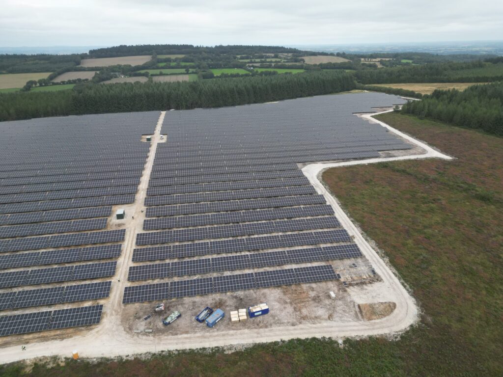 Vue aérienne d'une centrale photovoltaïque au sol de 5 MWc
