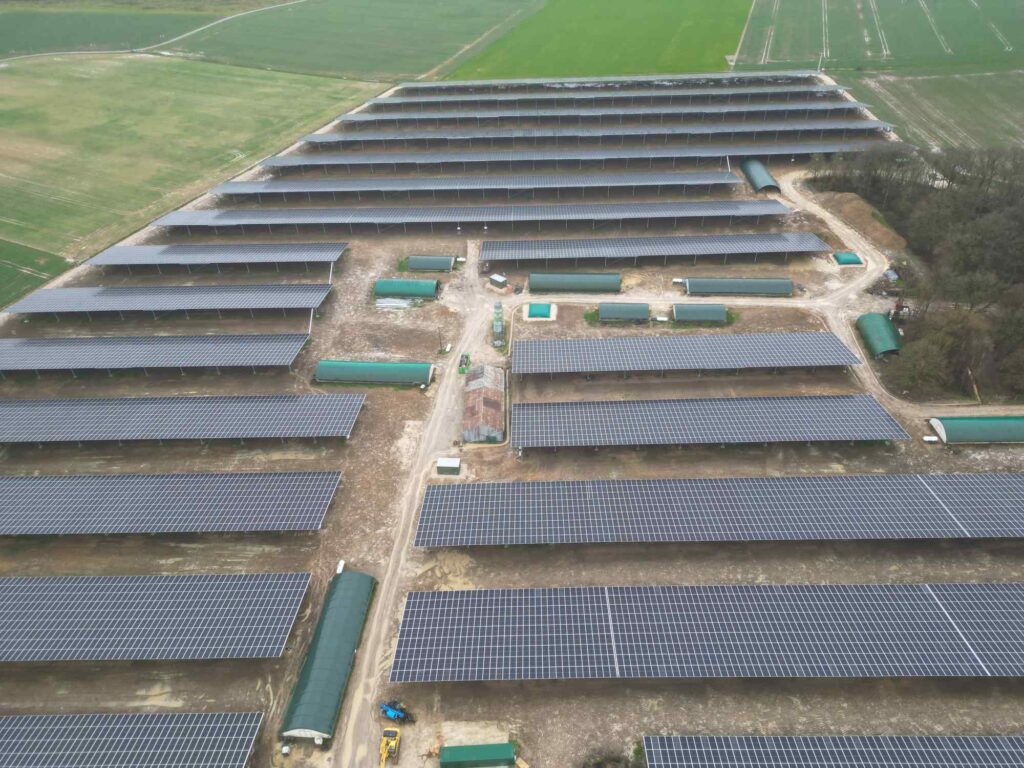Vue aérienne d’une volière photovoltaïque