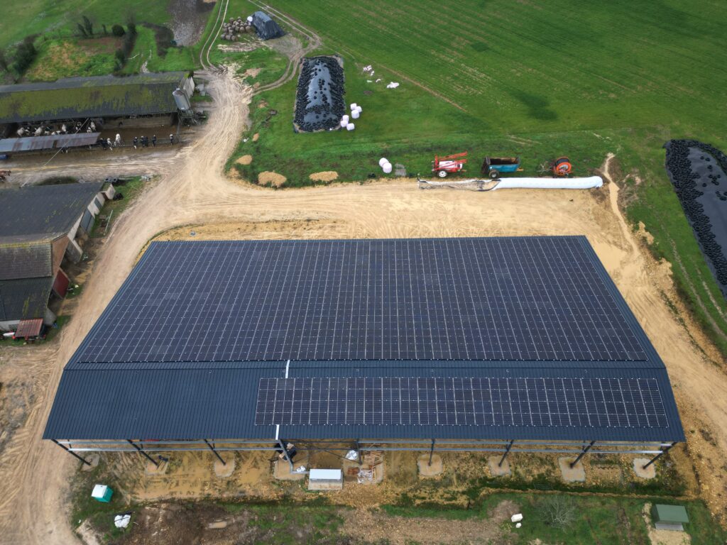 Vue aérienne de la couverture photovoltaïque Peyrot en cours de finalisation