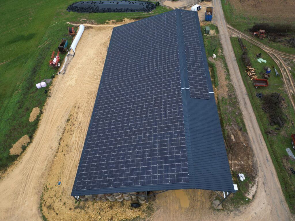 Vue aérienne de la toiture Peyrot équipée de panneaux photovoltaïques