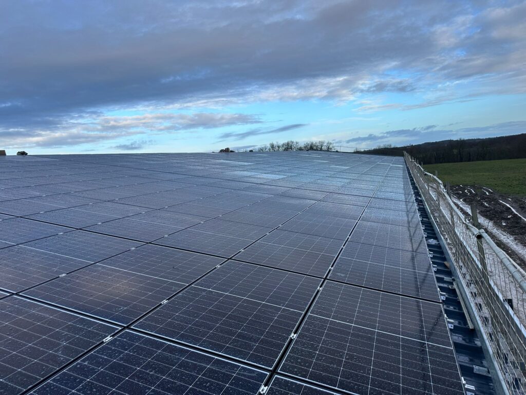 Vue rapprochée de la centrale photovoltaïque terminée sur la toiture Peyrot